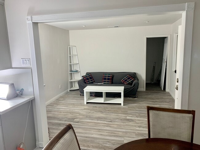 Configuración de la sala de estar durante la remodelación - 720 N Walnut Ave