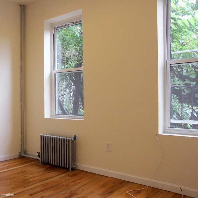Foto del edificio - 305 Clarkson Ave