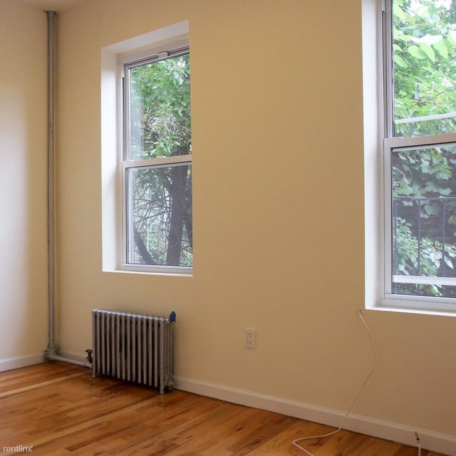 Building Photo - 305 Clarkson Ave