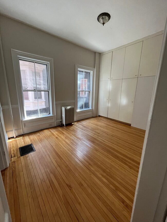 Main bedroom with 0.5 bath - 34 Cushman St