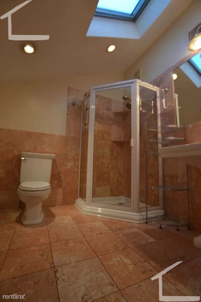 Building Photo - Huge 3 bed with free laundry!