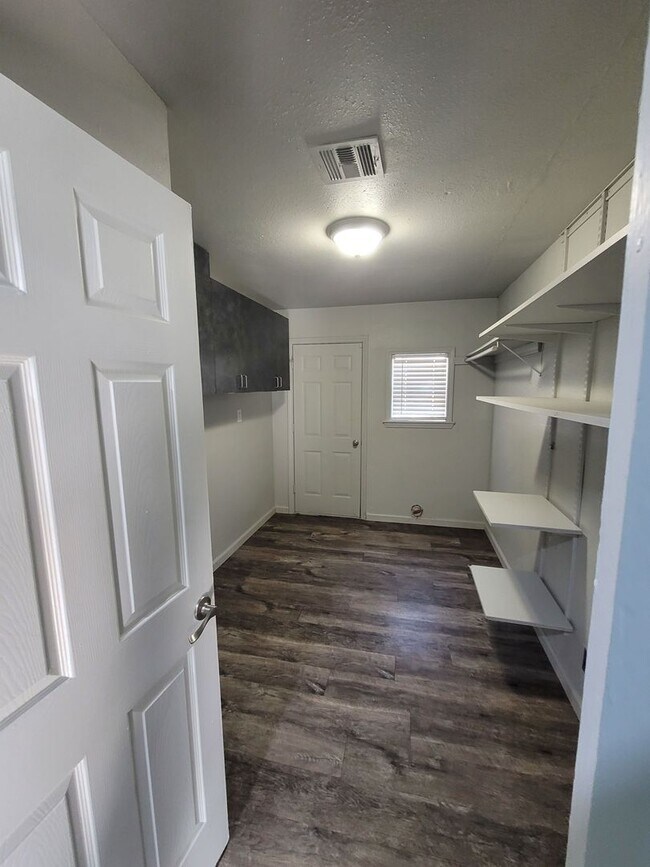 Foto del edificio - 555 E Harmon Dr