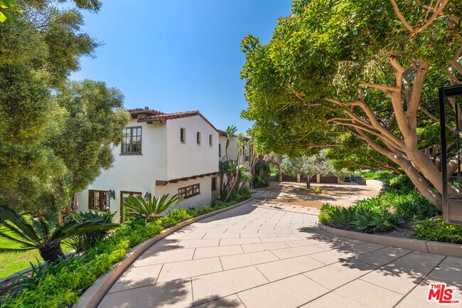 Building Photo - 27850 Winding Way