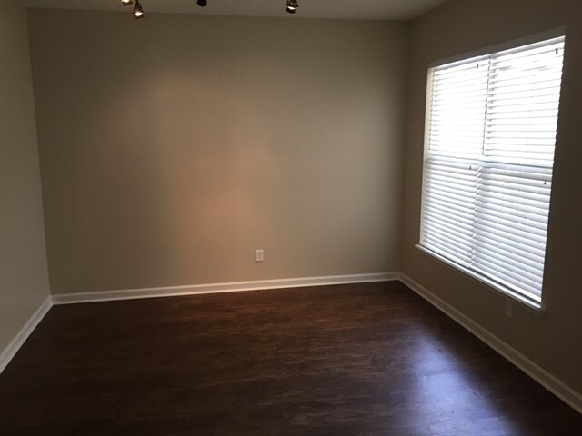 Building Photo - 256 Silver Glen Avenue