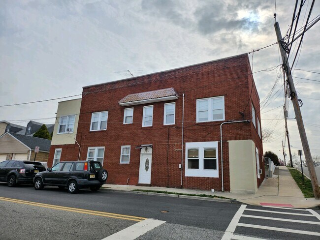 Building Photo - 457 Thomas Ave