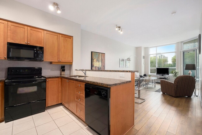 Building Photo - 570 Laurier Av W