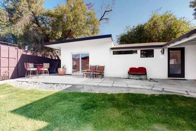 Building Photo - 1425 S Grandview Dr