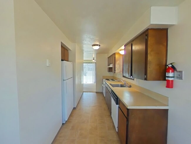 Building Photo - Duplex ~ Close to Campus ~ Pet Friendly