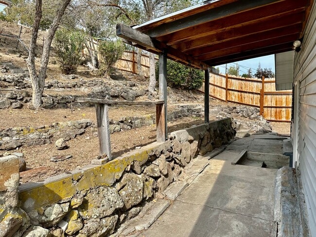 Building Photo - Enoy the picturesque views of Lake Ewauna ...