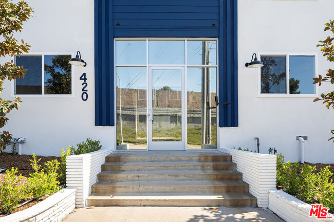 Building Photo - 420 S Sepulveda Blvd