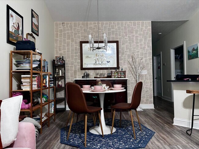 Dining Room - 111 Fountain Pointe Ln