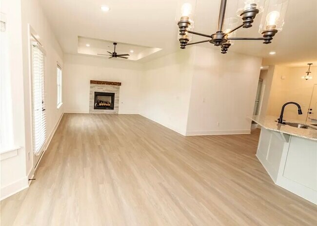 Building Photo - 252 Nebo St