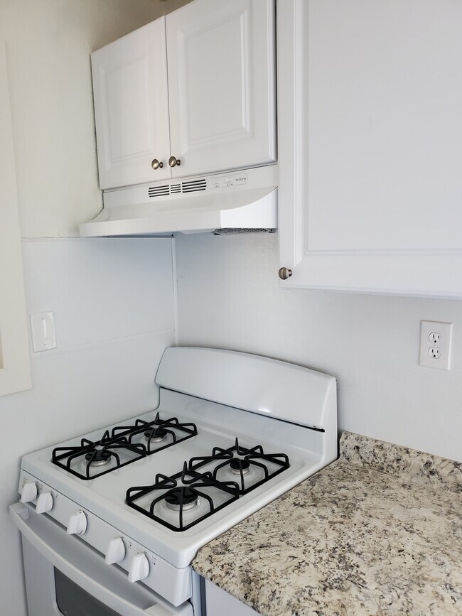Kitchen - 2562 Traction Ave