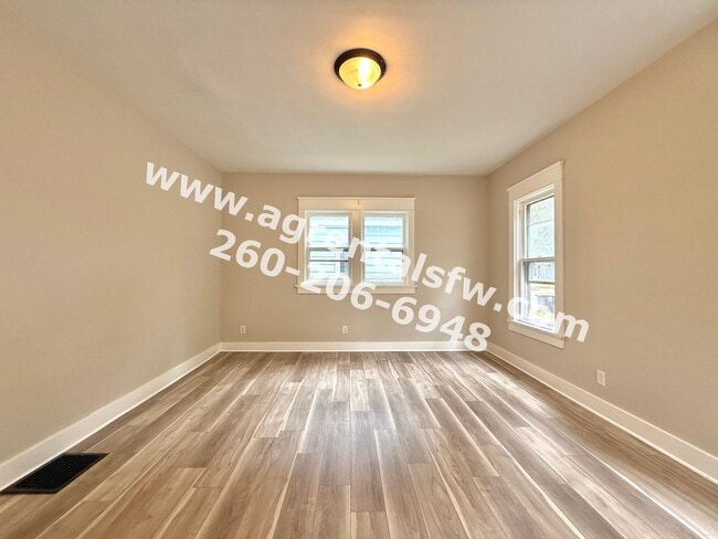 Building Photo - 3 Bedroom House