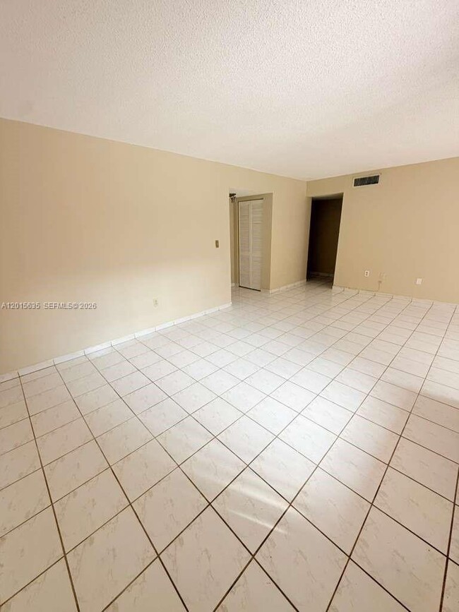 Building Photo - 445 W Park Dr