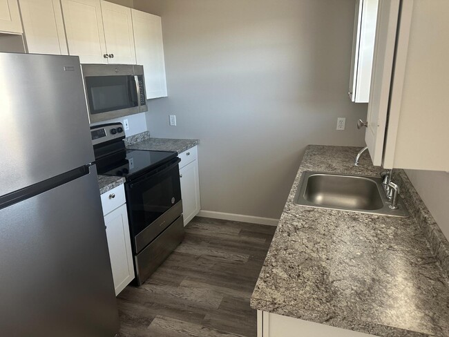 Building Photo - 302 S Cemetary St