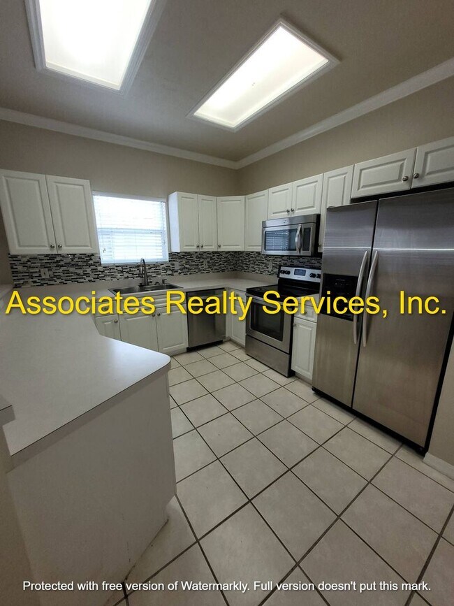 Building Photo - SUBLEASE AVAILABLE 3 bedroom available in ...
