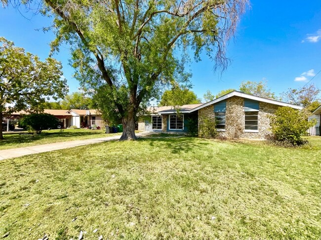 Building Photo - Spacious 4-Bedroom Home with Huge Backyard in San Antonio