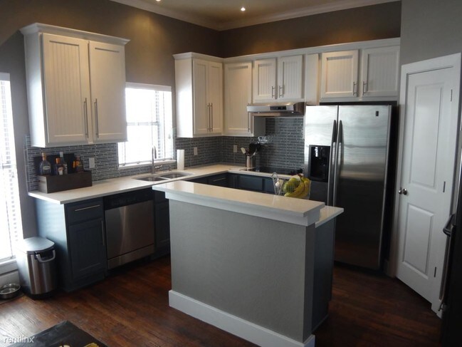 Building Photo - 2 br, 2.5 bath Townhome - 2104 N Haskell Ave