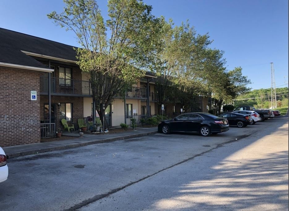 Building Photo - Twin Oaks Apartments
