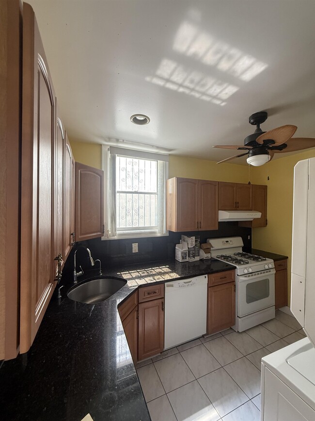 Building Photo - 417 42nd St