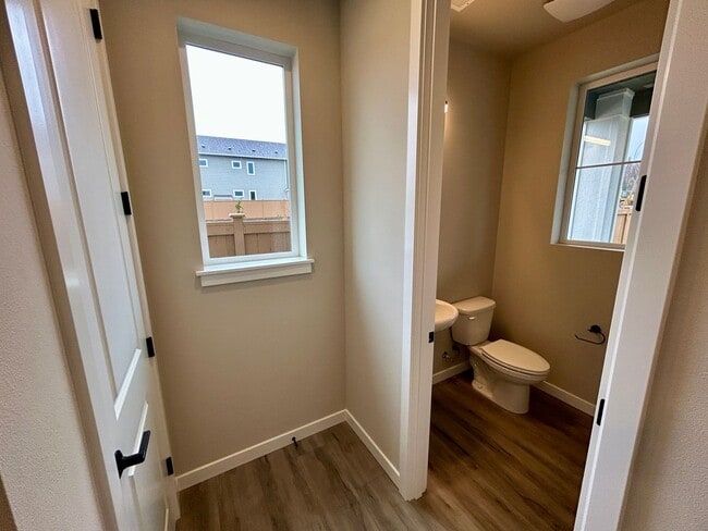 Building Photo - Stunning BRAND NEW 3 bed 2.5 bath home in ...