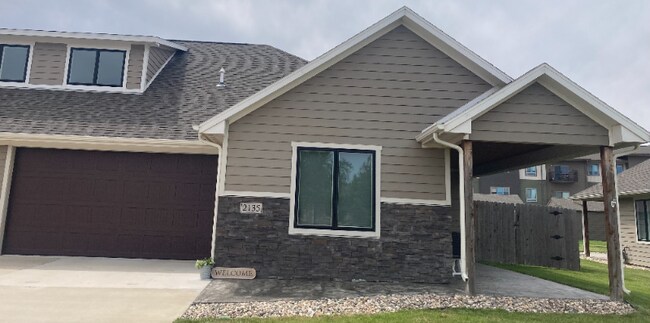 Building Photo - 2135 S Silverthorne Ave