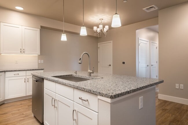 Foto del edificio - Old Sawmill District - Spacious Two-Bedroom One-Bathroom Luxury Apartment in Downtown Missoula