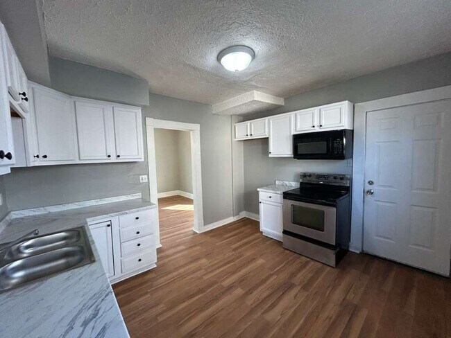 Building Photo - Charming & Move-In Ready in Lorain!