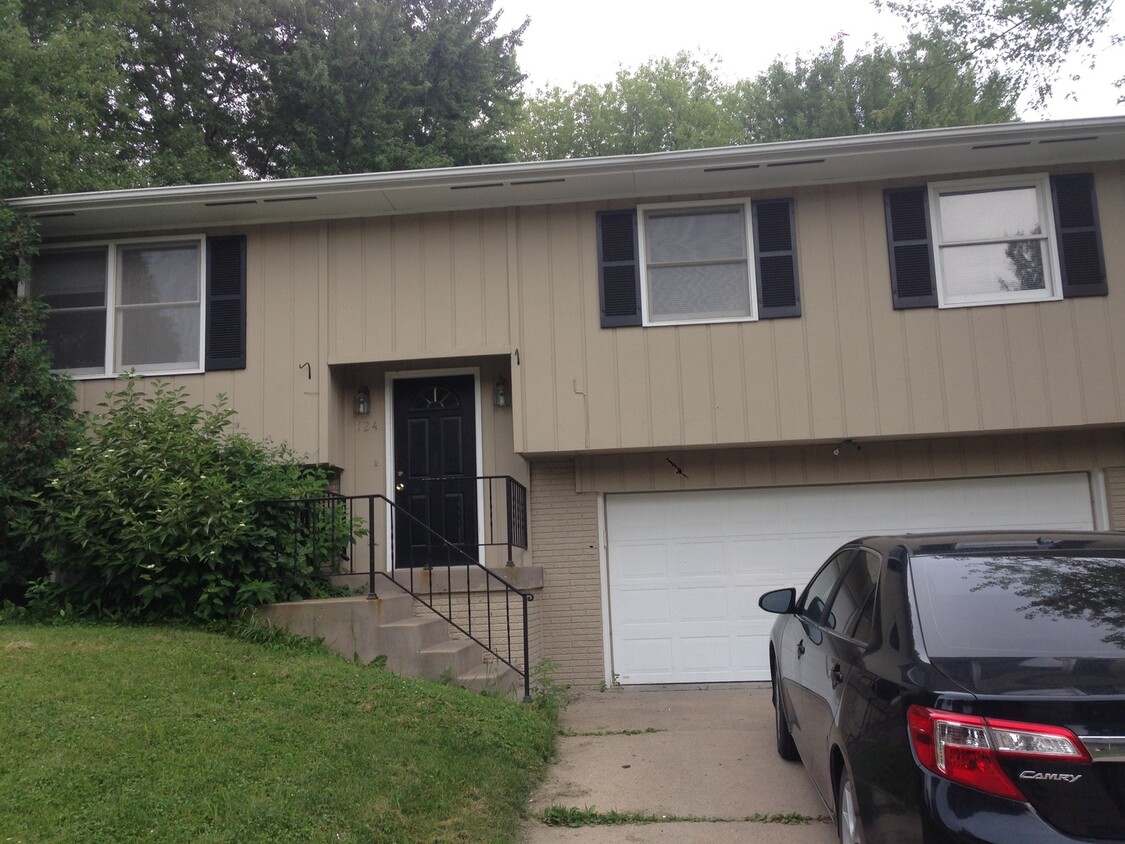 Foto principal - 4 bedroom house on the west side of Iowa C...