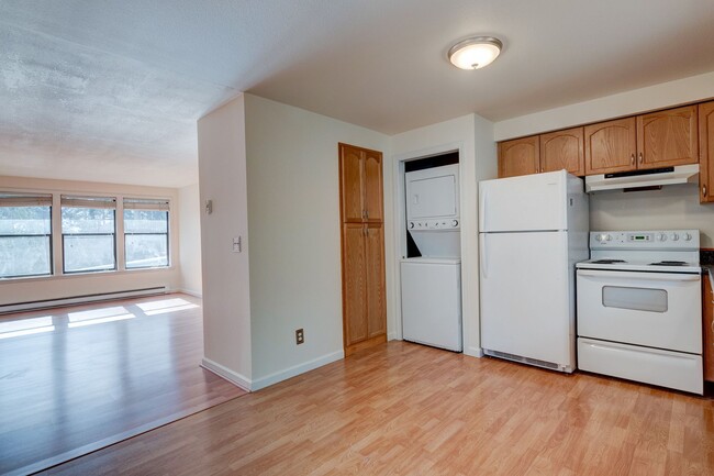 Building Photo - 2 Bed/1 Bath Condo