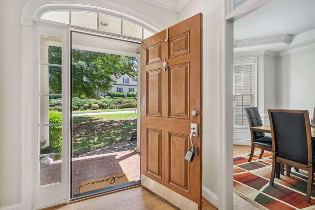 Foto del edificio - Furnished 4 Bed/3 Full Bath Home in Cary!