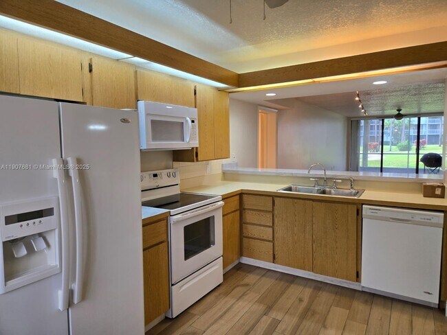 Foto del edificio - 2701 Village Blvd