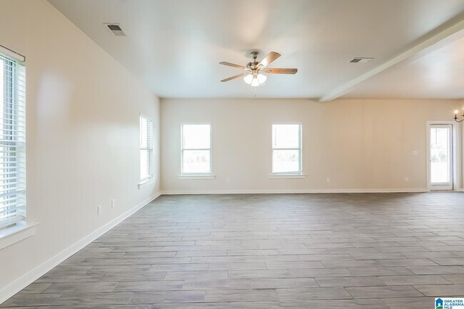 Foto del edificio - 295 Ridgeview Cir
