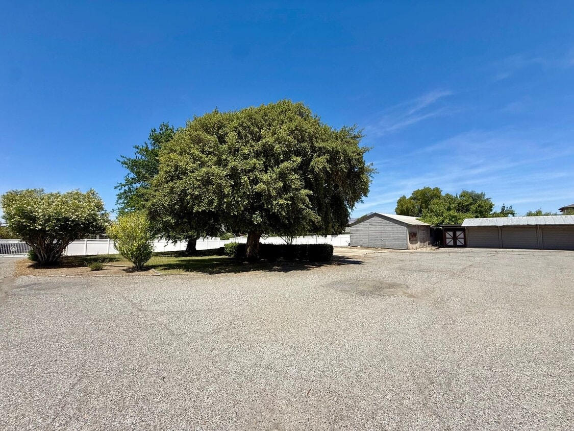Building Photo - 1630 Hillcrest Rd