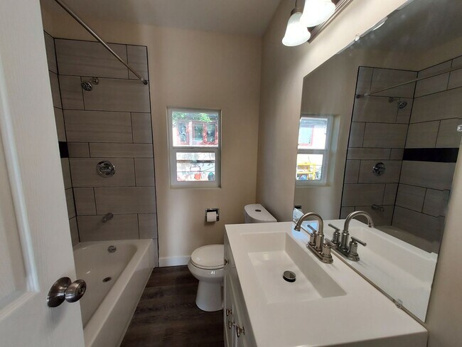 Foto del edificio - JUST REMODELED 3 BEDROOM, 1 BATH!! !! EVER...