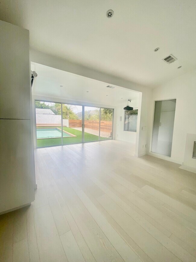 Foto del edificio - 8649 Crescent Dr