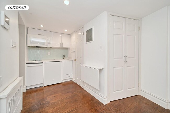 Building Photo - 226 W 13th St