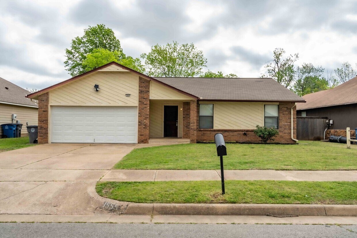 Primary Photo - 3 Bed / 2 Bath in East Tulsa!