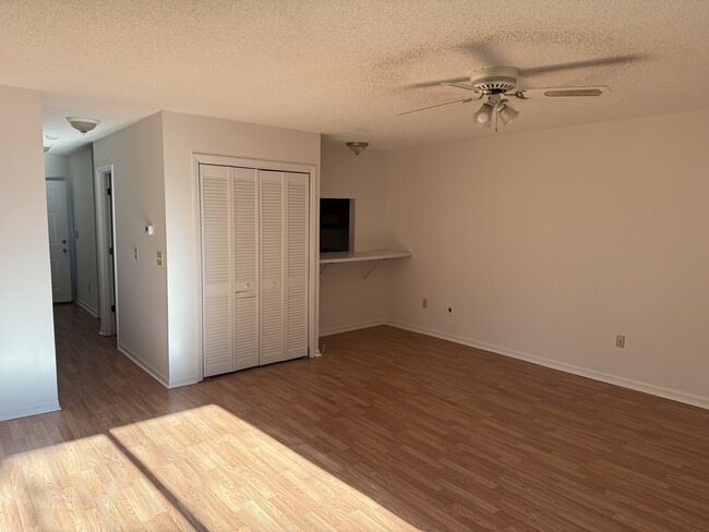 Building Photo - 300 Lee Dr