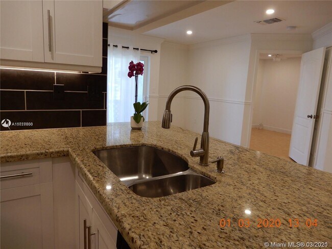 Foto del edificio - 17320 NW 67th Pl