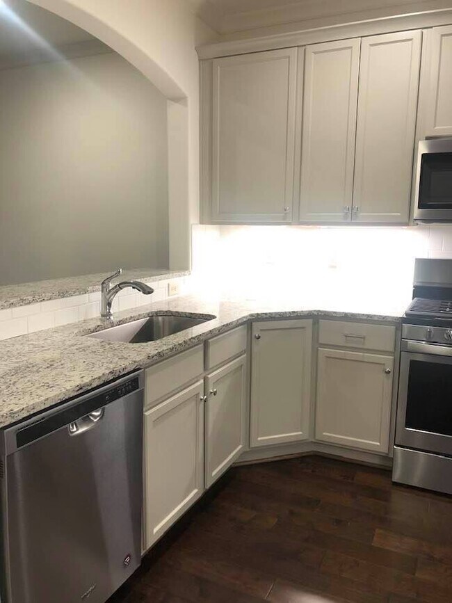 Building Photo - 4020 Lenox Rd