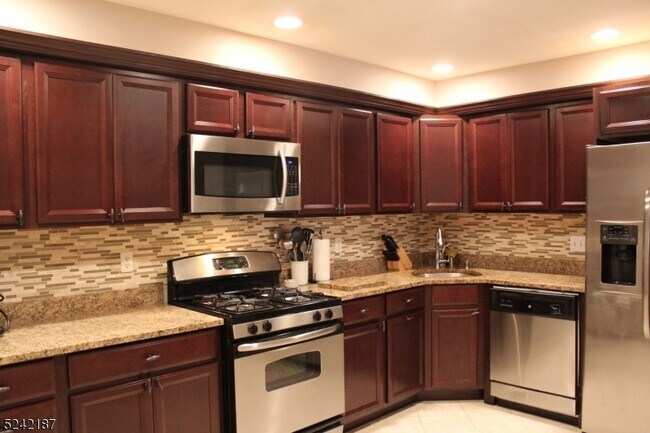 Building Photo - 30 Edgefield Dr