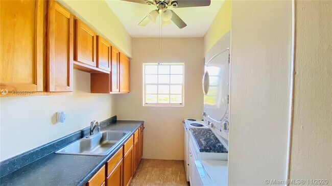 Foto del edificio - 8630 Byron Ave