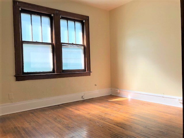 Foto principal - 2409 Woodlawn Ave