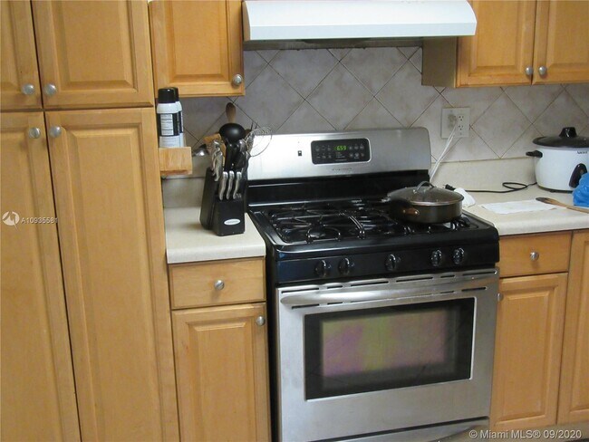 Foto del edificio - 140 NW 190th St