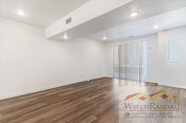 Foto del edificio - Beautiful 3 Bed 2.5 Bath Townhome in West ...
