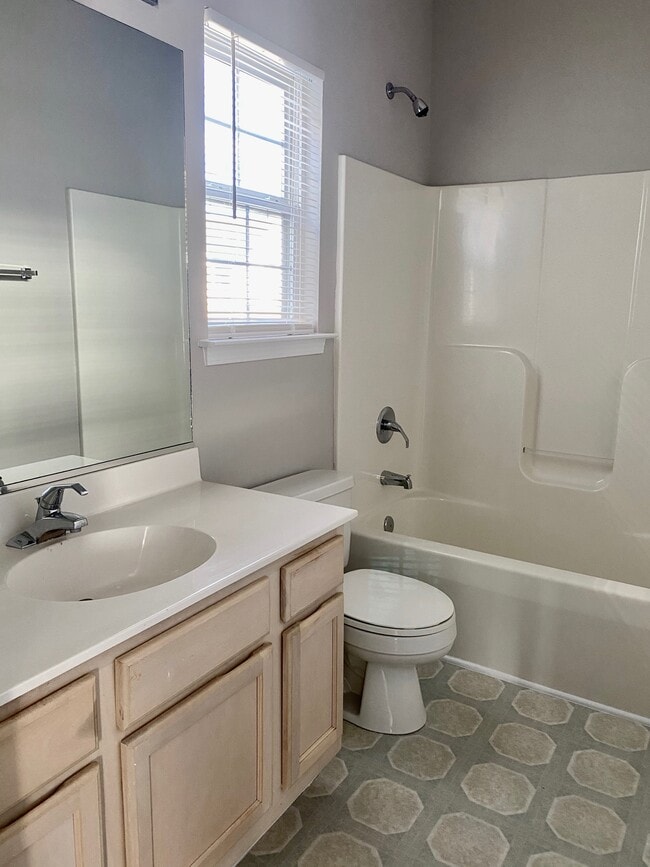 Downstairs full hall bathroom just off the great room supporting the two downstairs bedrooms and doubling as a guest bathroom! - 1914 Conifer Cir
