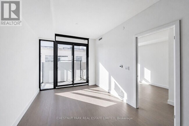 Building Photo - 160 Kingsway Crescent