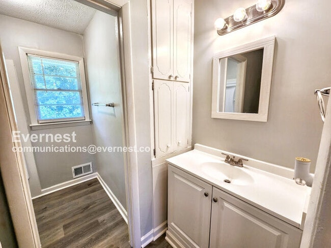 Building Photo - 512 Meadowbrook Dr